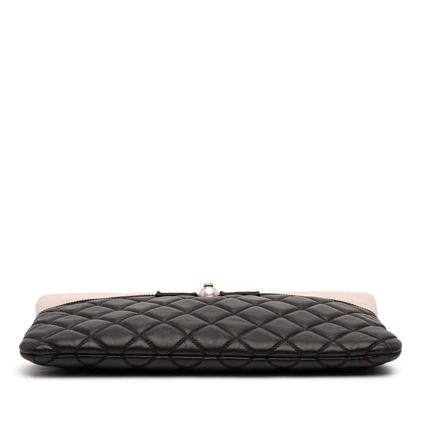 Chanel Medium Quilted Lambskin and Calfskin Pearl O Case Clutch Black Leather Very good condition - Inside View