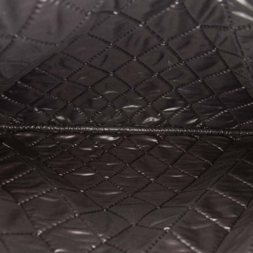 Chanel Medium Quilted Lambskin and Calfskin Pearl O Case Clutch Black Leather Very good condition - Model View