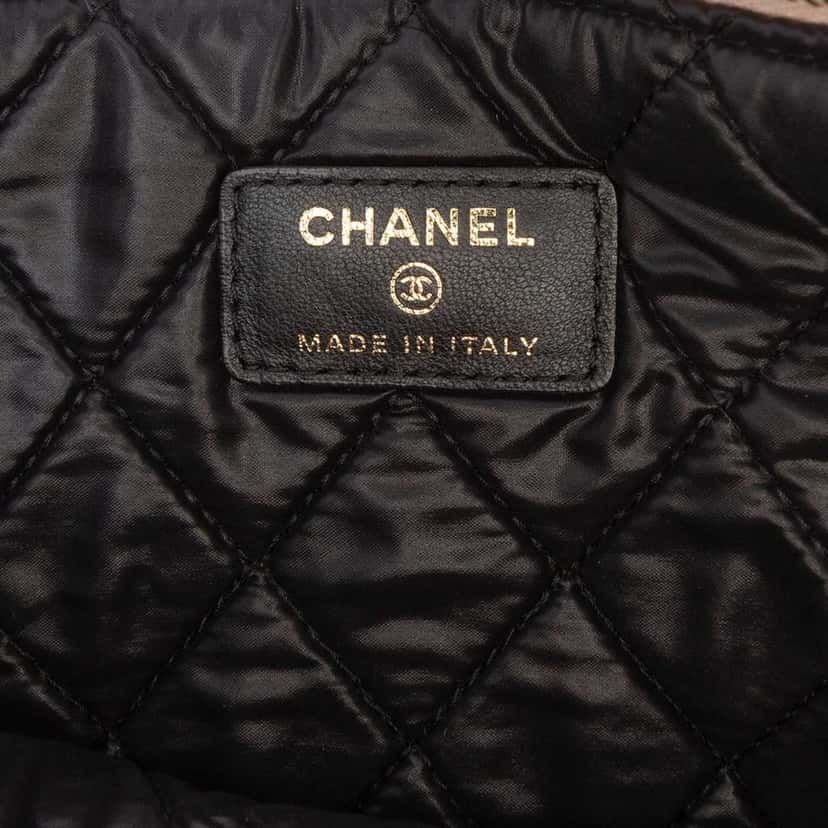 Chanel Medium Quilted Lambskin and Calfskin Pearl O Case Clutch Black Leather Very good condition - Box View