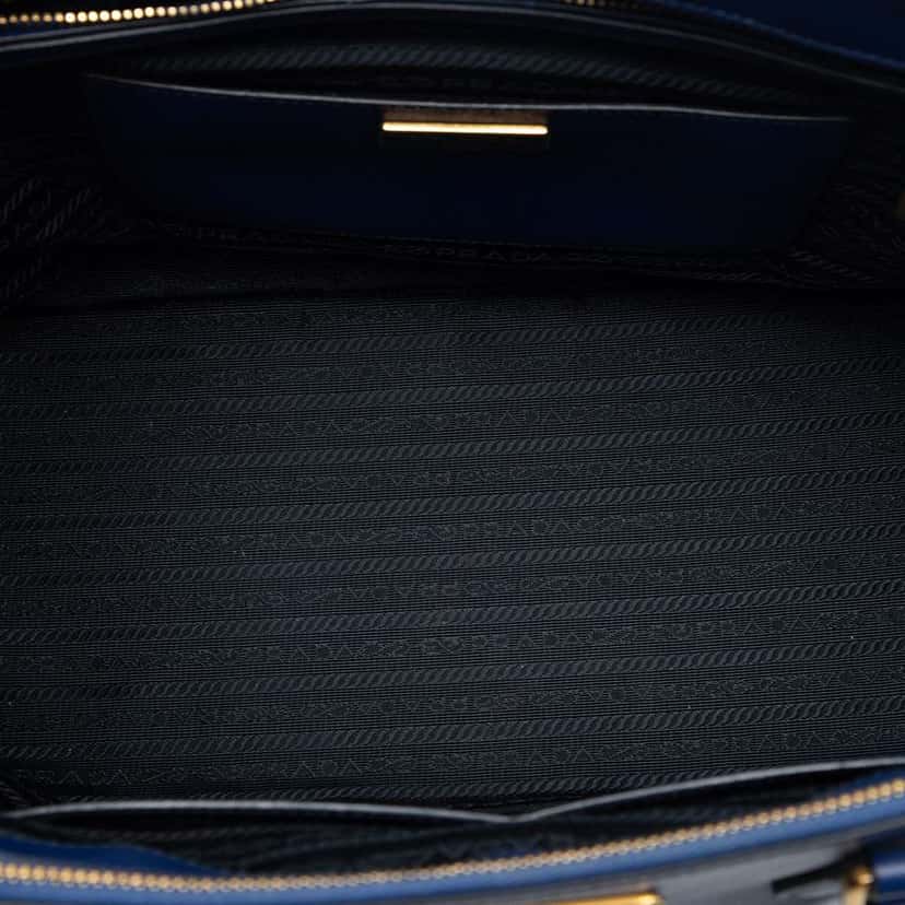 Prada Large Saffiano Lux Galleria Double Zip Tote Blue Leather Good condition - Model View