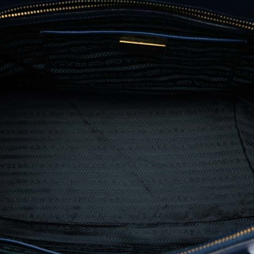 Prada Large Saffiano Lux Galleria Double Zip Tote Blue Leather Very good condition - Model View