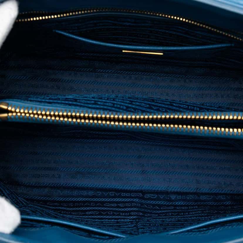 Prada Saffiano Lux Parabole Tote Blue Leather Very good condition - Model View