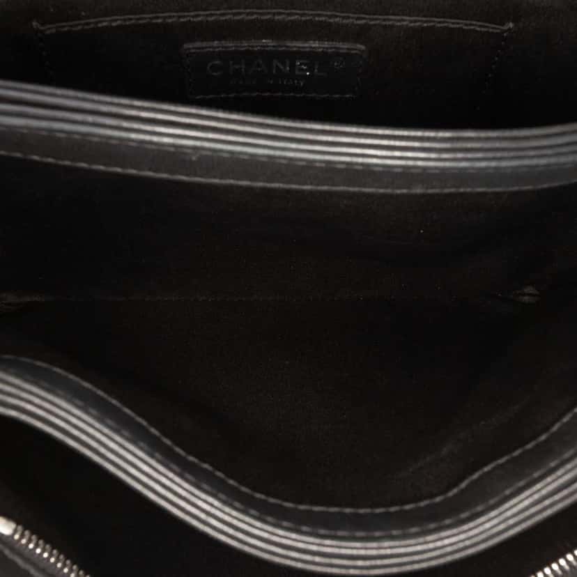 Chanel Medium Quilted Lambskin Clams Pocket Flap Black Leather Good condition - Model View