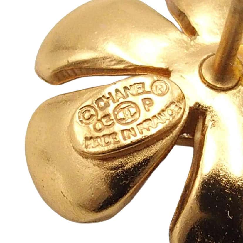 Chanel CC Gold Plated Lacquered Flower Earrings Gold Metal Good condition - Model View