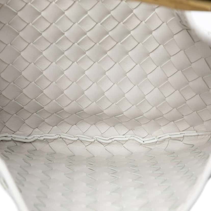 Bottega Veneta Lambskin Intrecciato Sardine White Leather Very good condition - Model View