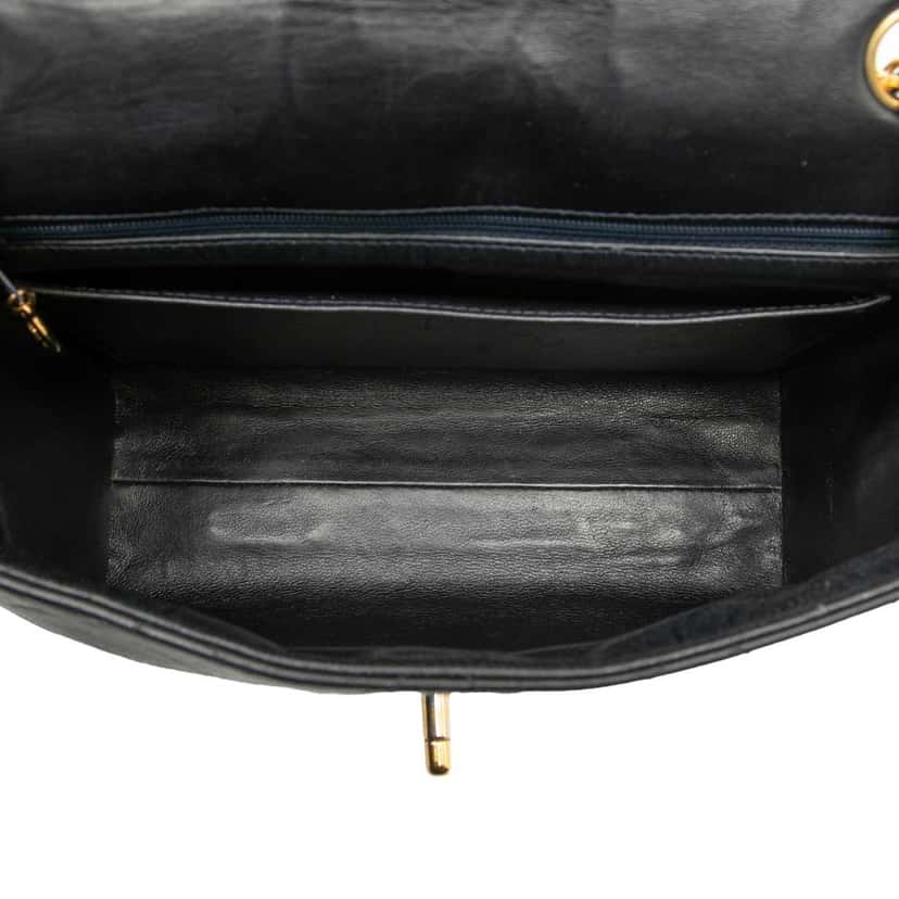 Chanel CC Quilted Lambskin Single Flap Black Leather Very good condition - Model View