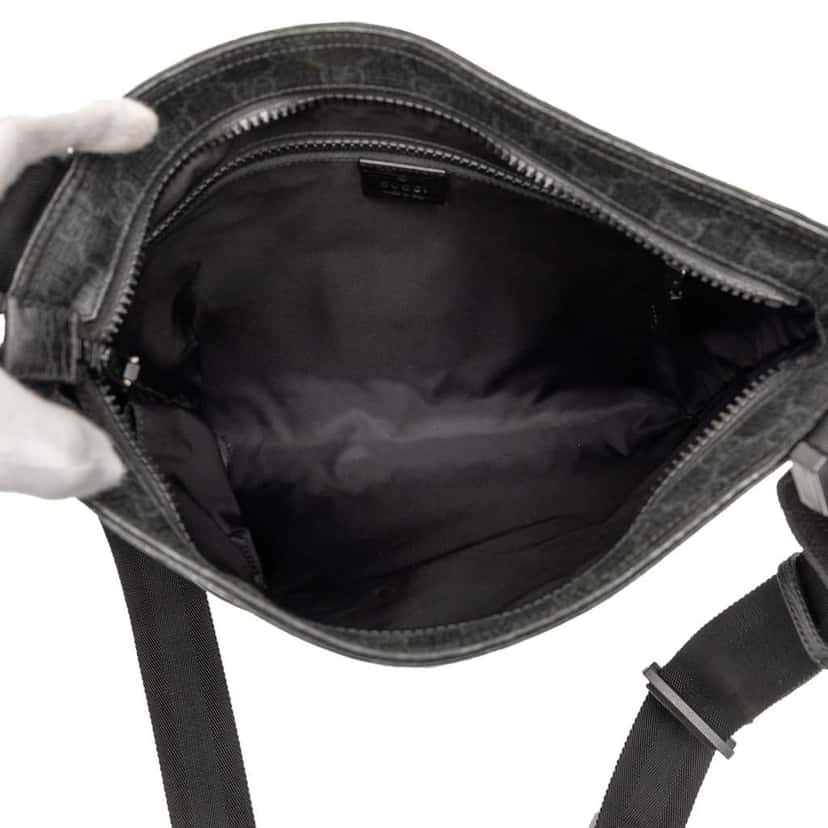 Gucci GG Supreme Crossbody Black Canvas Very good condition - Model View