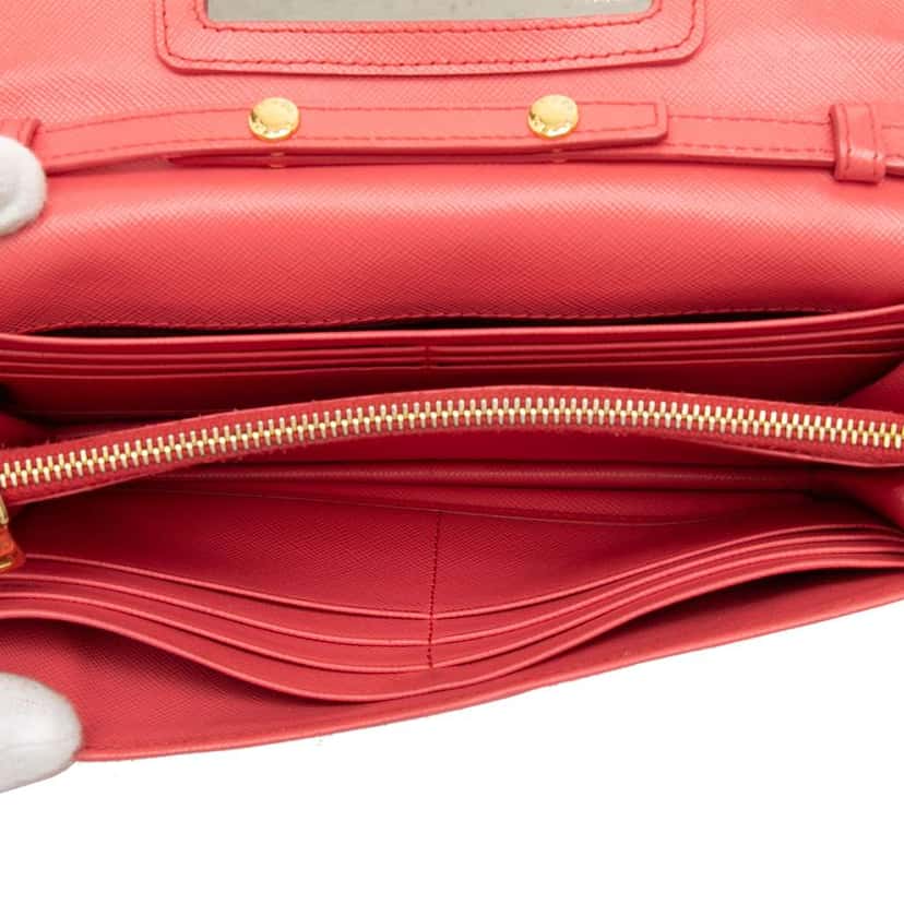 Prada Saffiano Lux Wallet On Chain Pink Leather Good condition - Model View