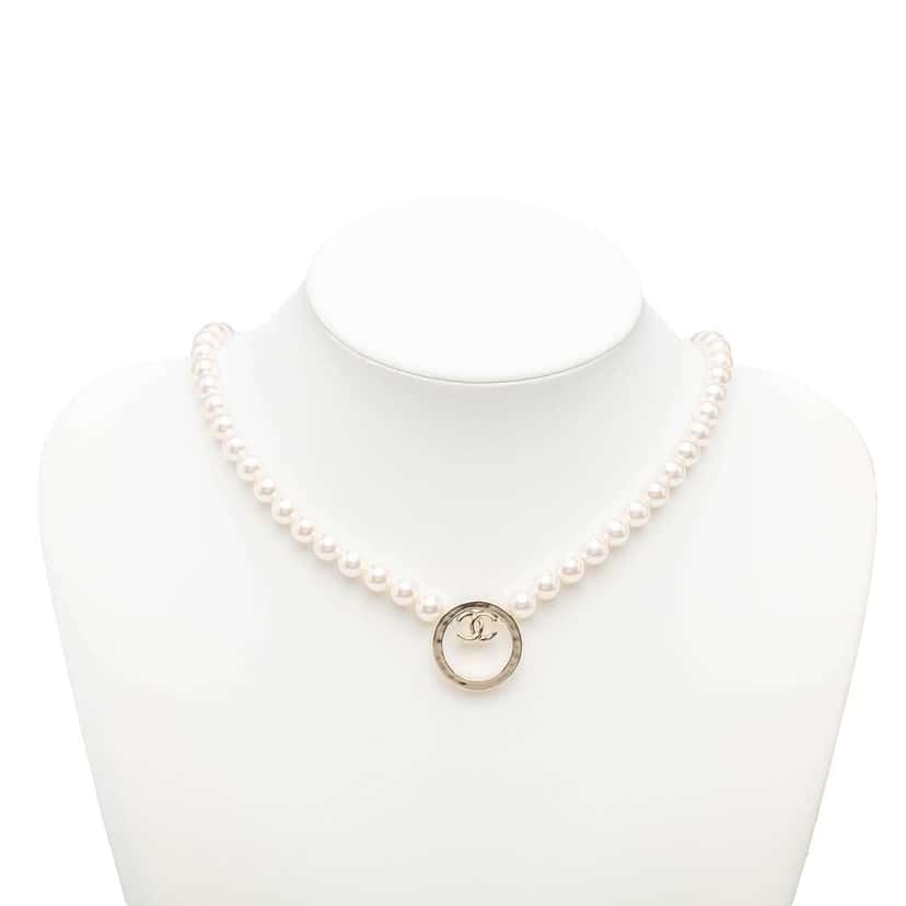 Chanel CC Faux Pearl Necklace White Good condition - Box View
