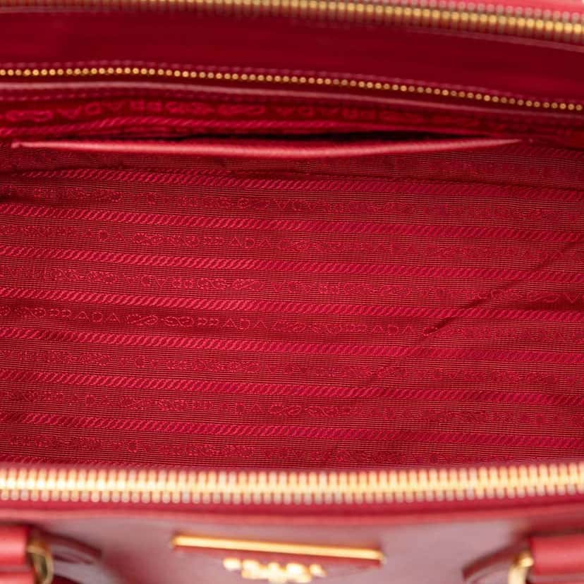 Prada Large Saffiano Lux Galleria Double Zip Satchel Red Leather Very good condition - Model View