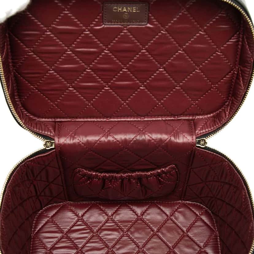 Chanel CC Quilted Lambskin Vanity Bag Black Leather Very good condition - Model View