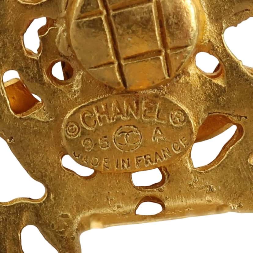 Chanel CC Gold Plated Oval Clip On Earrings Gold Metal Very good condition - Box View