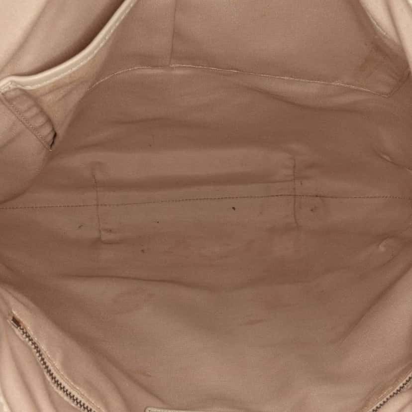Burberry Leather Tassel Hobo Bag Beige Leather Good condition - Model View
