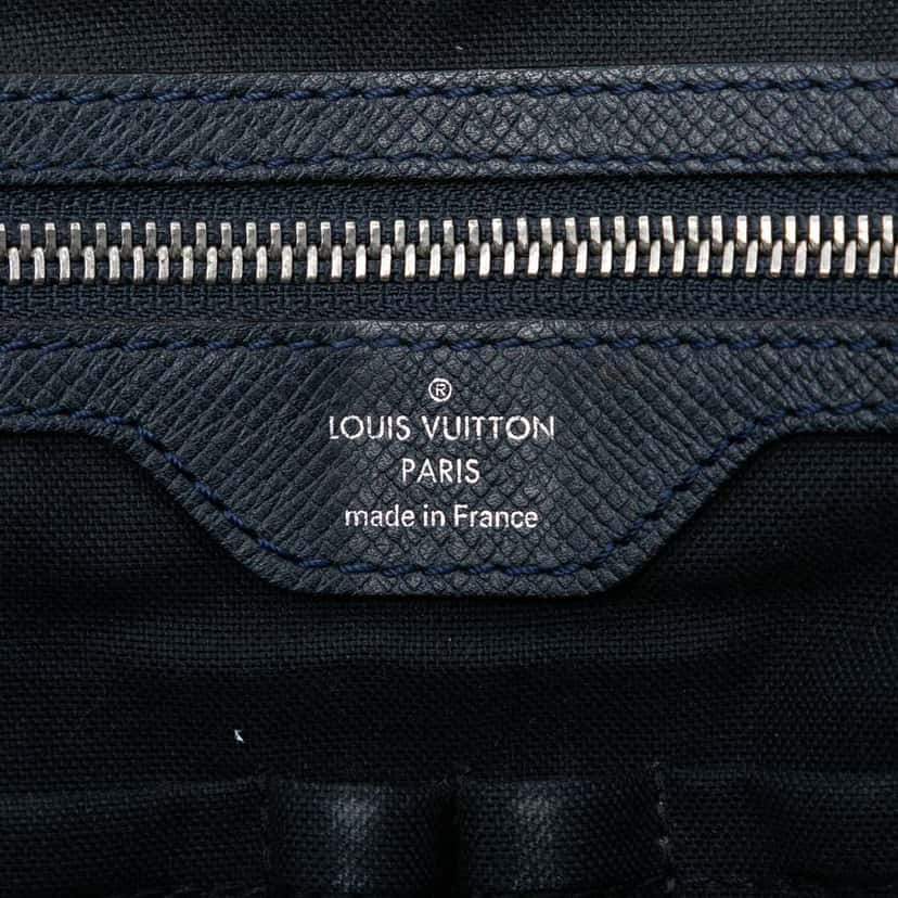 Louis Vuitton Taiga Vassili PM Blue Leather Very good condition - Box View