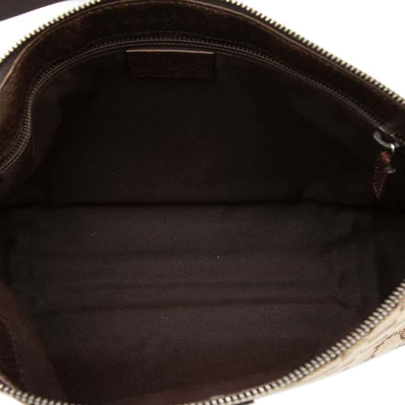 Gucci GG Canvas Crossbody Beige Canvas Good condition - Model View