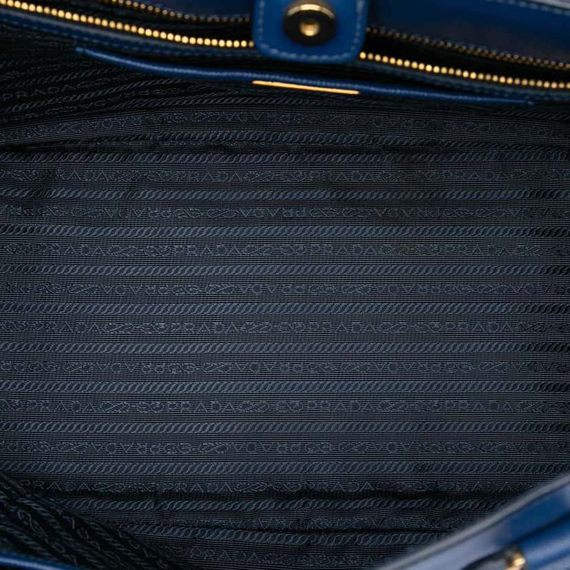 Prada Large Saffiano Lux Galleria Satchel Blue Leather Good condition - Model View