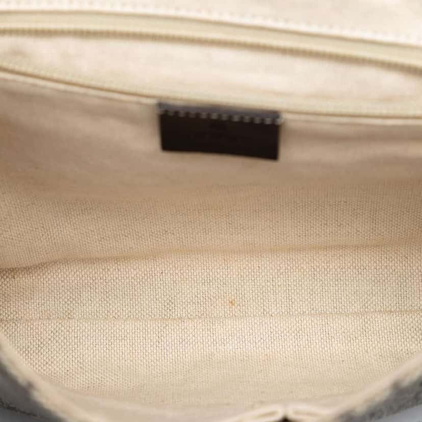 Gucci GG Supreme Messenger Bag Beige Good condition - Model View