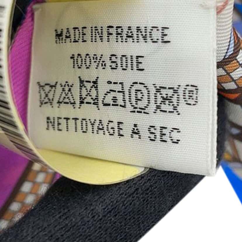 Hermès Brides et Gris Gris Silk Twilly Scarf White Silk Never worn - Model View