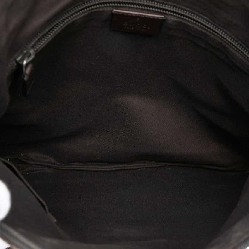 Gucci GG Canvas Crossbody Beige Very good condition - Model View