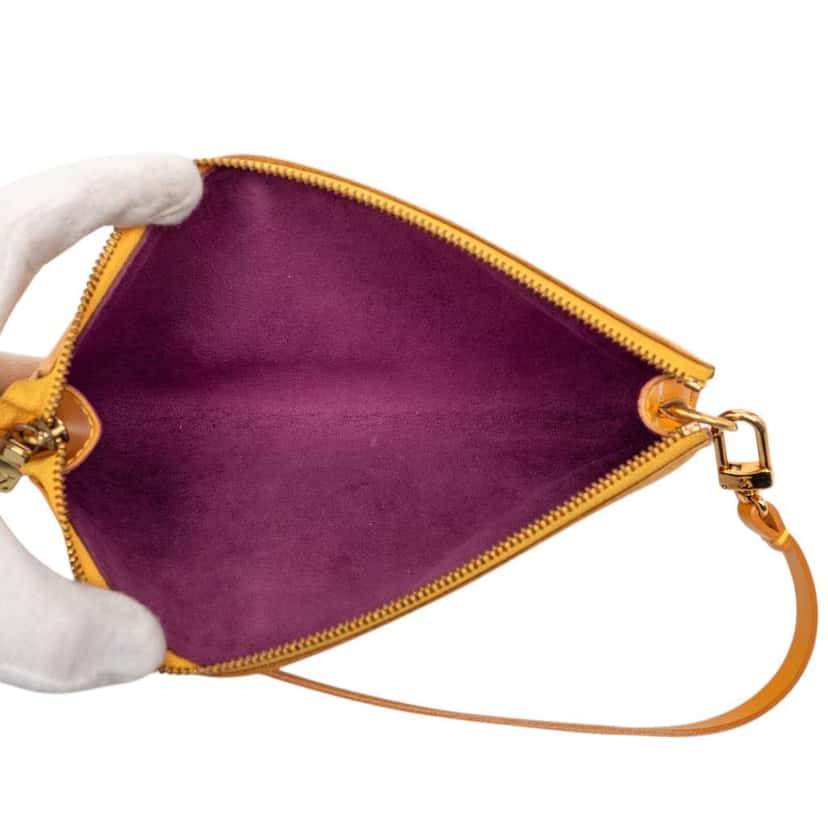 Louis Vuitton Epi Pochette Accessoires Yellow Leather Good condition - Model View
