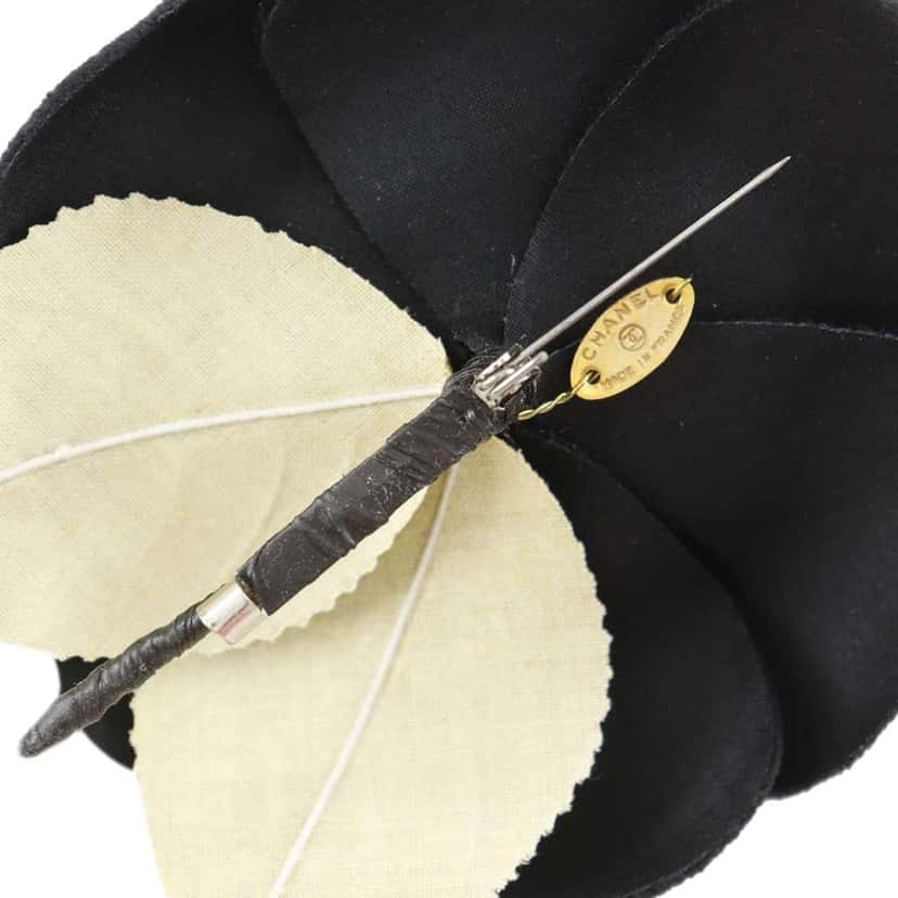 Chanel Velour Camellia Brooch Black Velvet Good condition - Model View