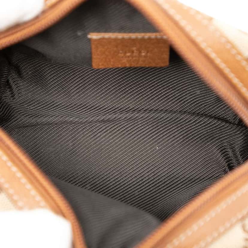 Gucci GG Canvas Pouch Beige Good condition - Model View
