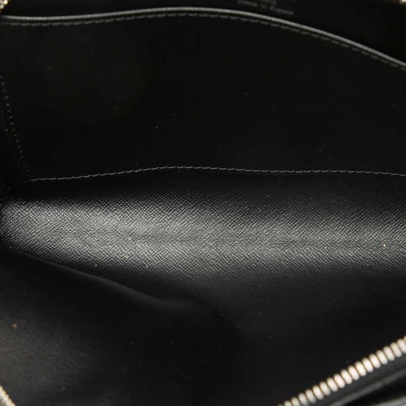 Louis Vuitton Taiga Pochette Baikal Black Leather Fair condition - Model View