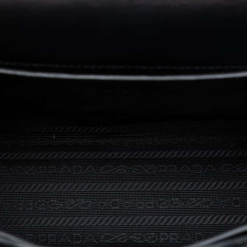 Prada Saffiano Cuir Monochrome Robot Patches Envelope Chain Flap Black Leather Good condition - Model View