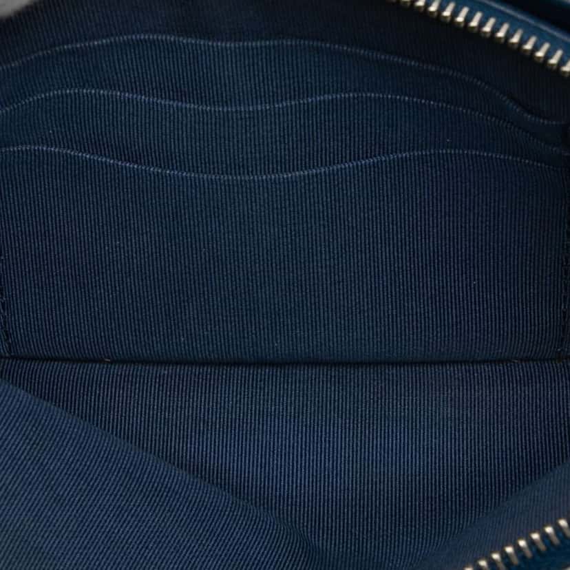 Chanel CC Quilted Caviar Double Zip Clutch With Chain Blue Leather Good condition - Model View