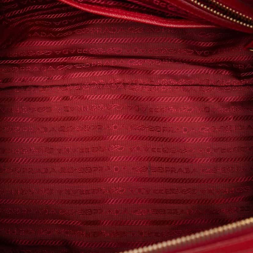 Prada Saffiano Trimmed Tessuto Satchel Red Good condition - Model View
