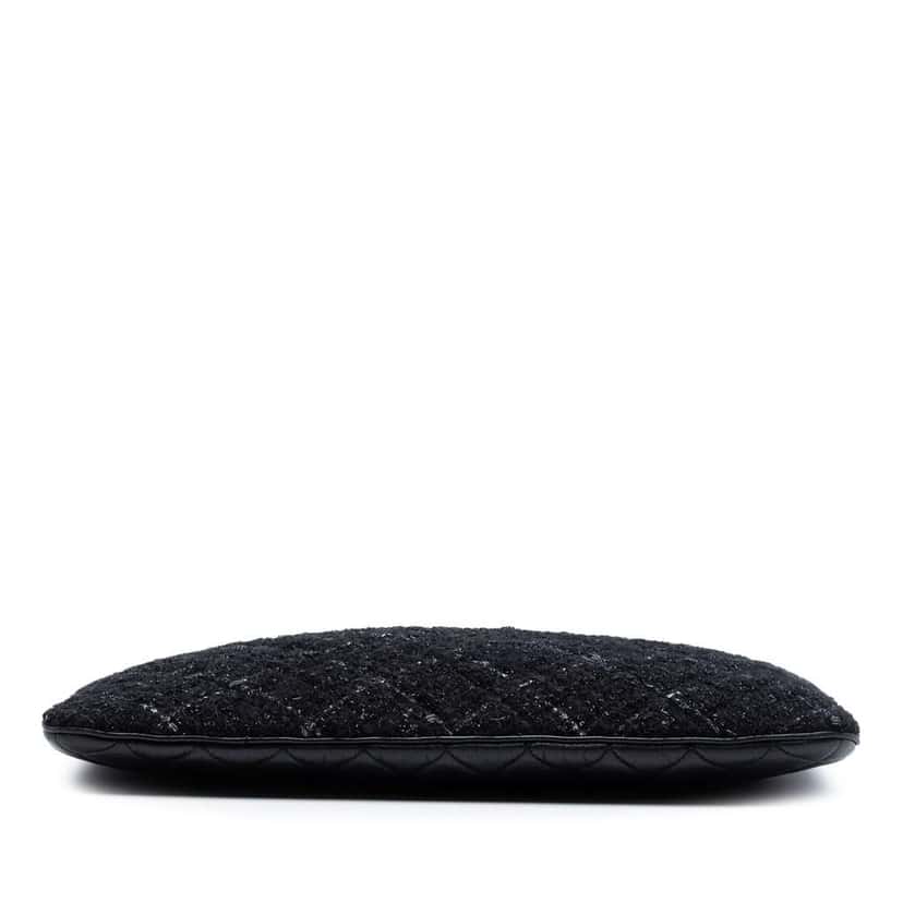 Chanel Large Quilted Tweed and Lambskin Camellia O Case Clutch Black Tweed Very good condition - Inside View