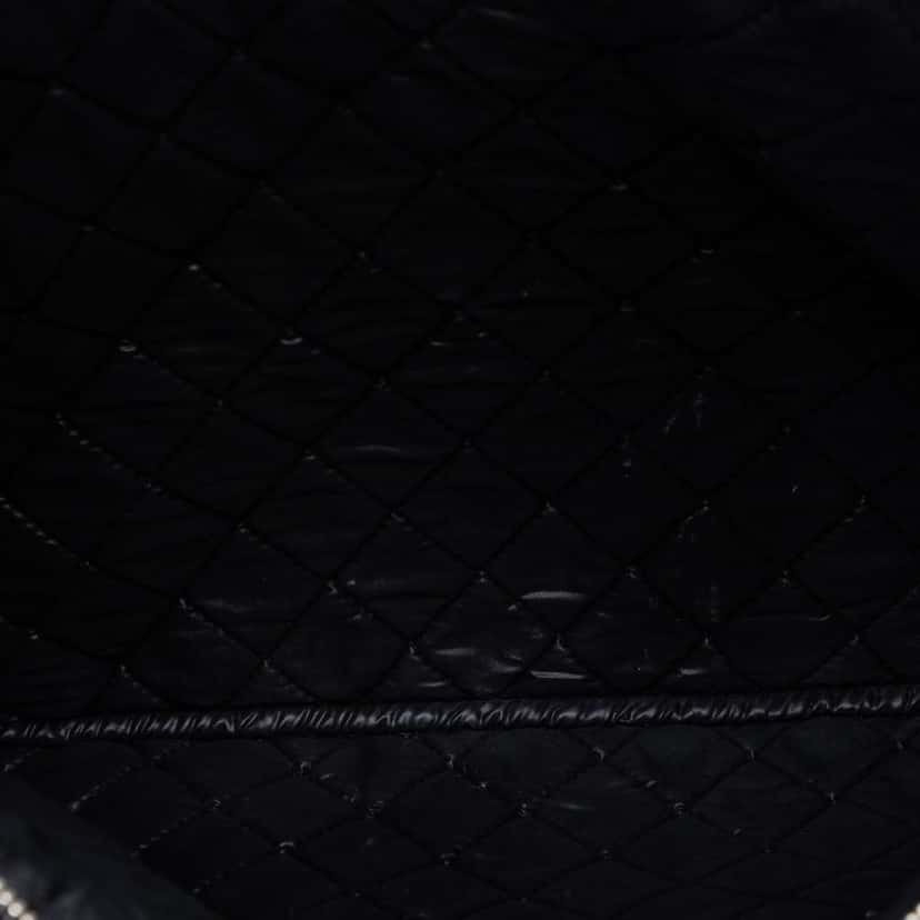 Chanel Large Quilted Tweed and Lambskin Camellia O Case Clutch Black Tweed Very good condition - Model View