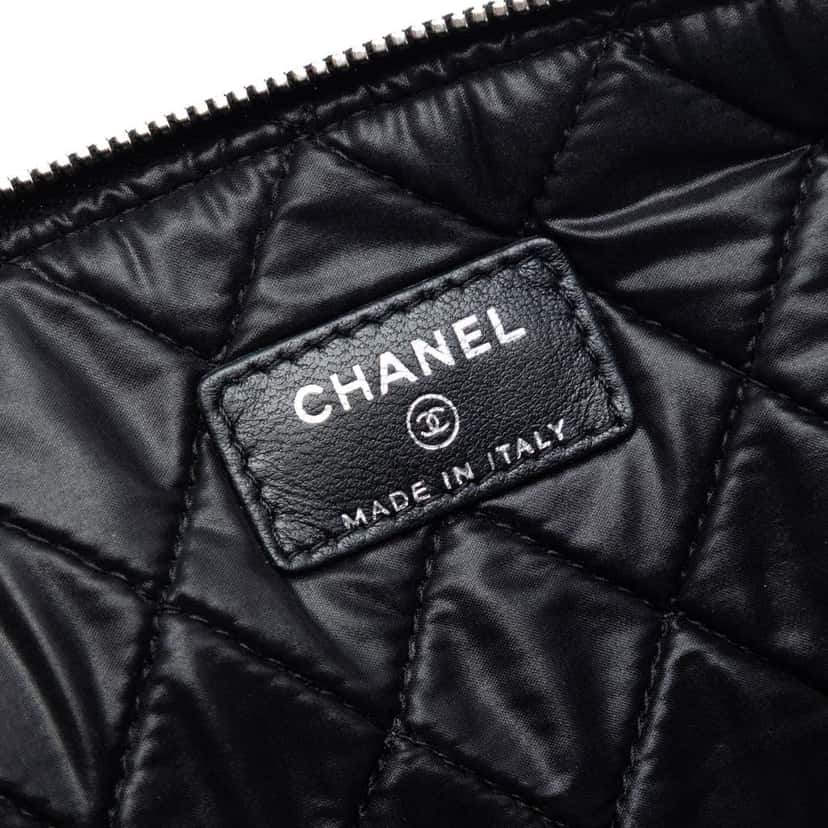 Chanel Large Quilted Tweed and Lambskin Camellia O Case Clutch Black Tweed Very good condition - Box View