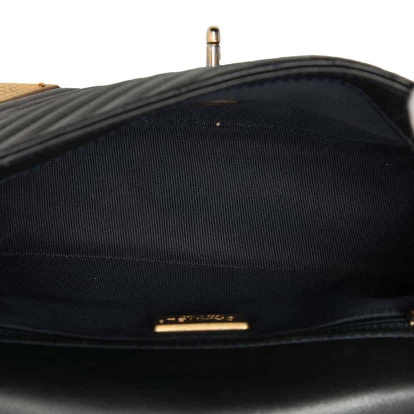 Chanel Mini Chevron Calfskin Rock The Corner Flap Black Leather Good condition - Model View