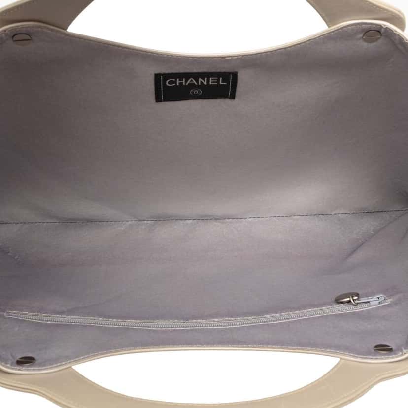 Chanel Metallic Embossed Calfskin Flat Handbag Gold Leather Good condition - Model View