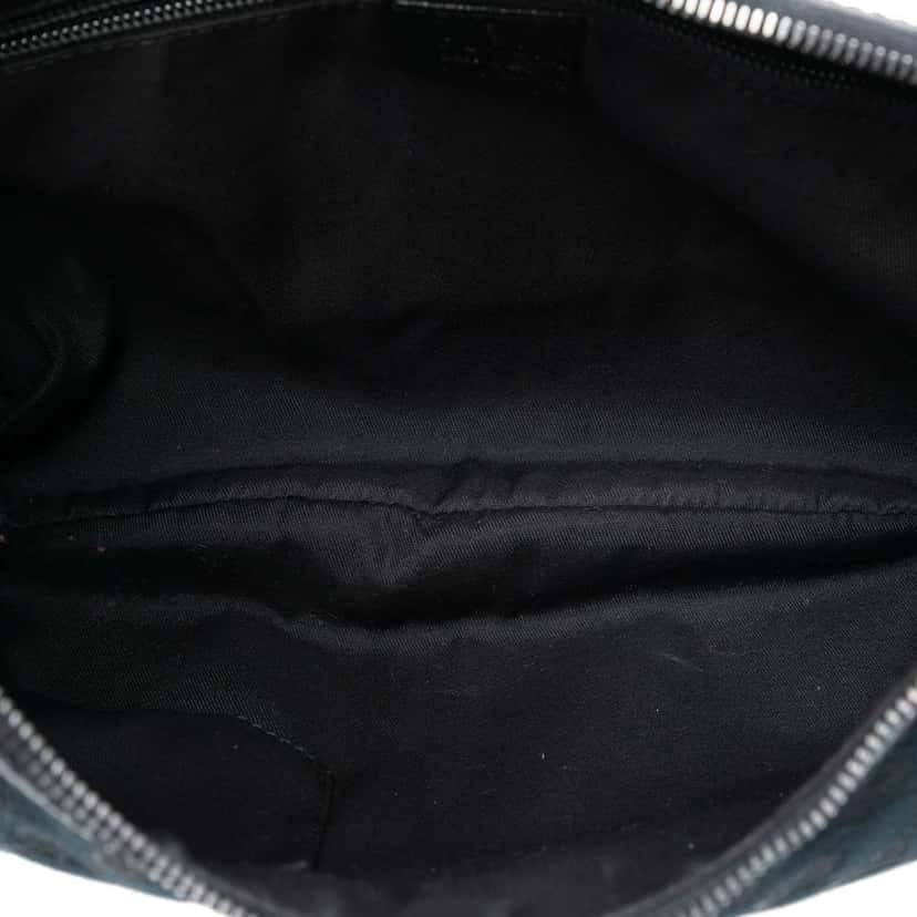 Gucci GG Canvas Crossbody Black Canvas Good condition - Model View