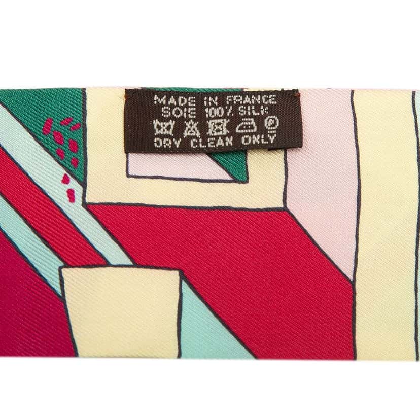 Hermès On A Summer Day Silk Twilly Scarf Pink Silk Very good condition - Model View