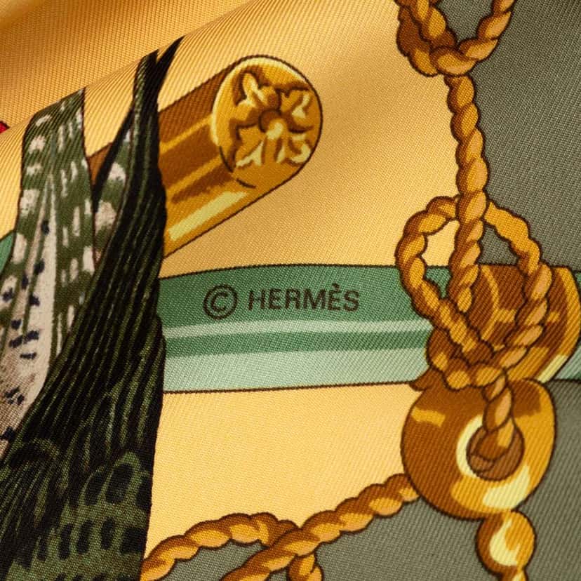 Hermès Les Oiseaux du Roy Silk Scarf 90 Yellow Silk Very good condition - Model View