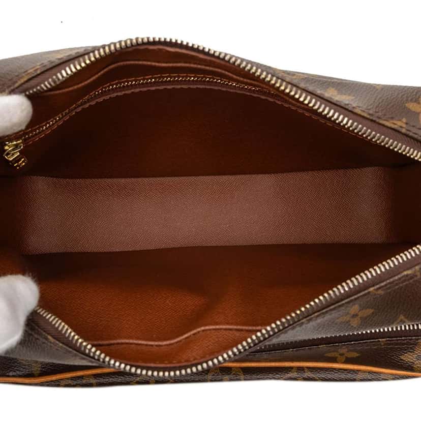 Louis Vuitton Monogram Nil Crossbody Brown Good condition - Model View