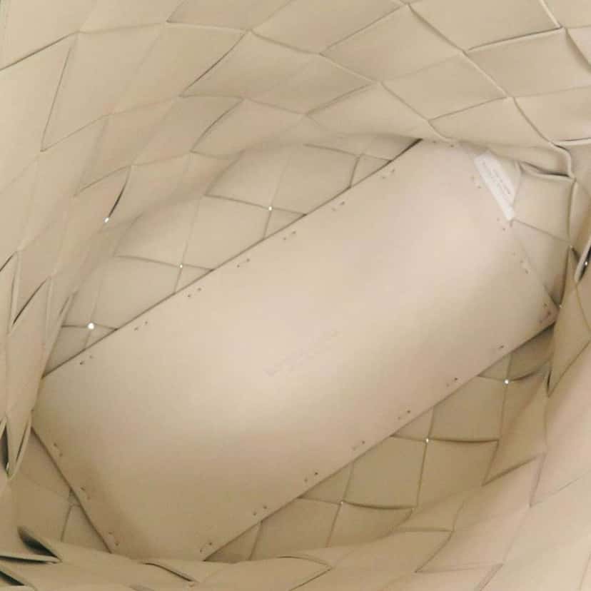 Bottega Veneta Lambskin Maxi Intrecciato Cabat Tote 30 White Leather Good condition - Model View