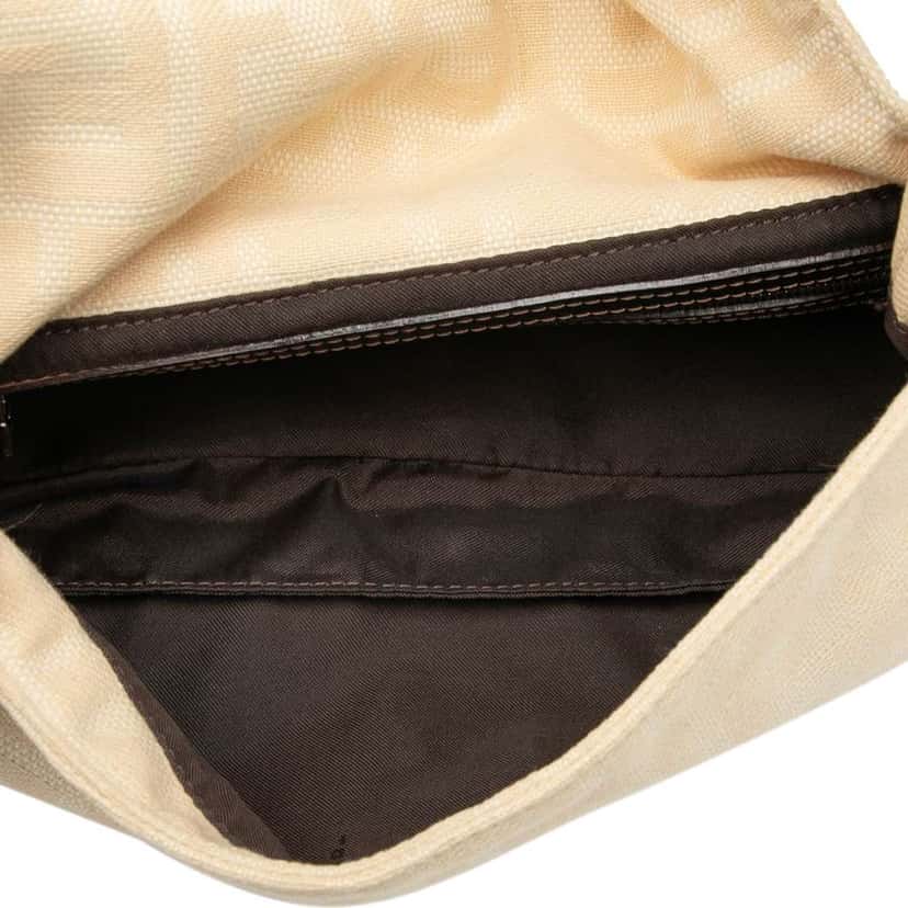 Fendi Zucca Canvas Baguette Beige Good condition - Model View