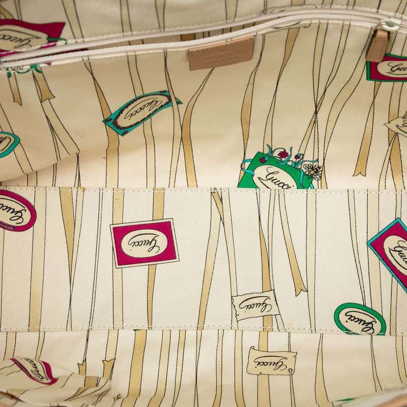 Gucci Canvas Tote White Canvas Good condition - Model View