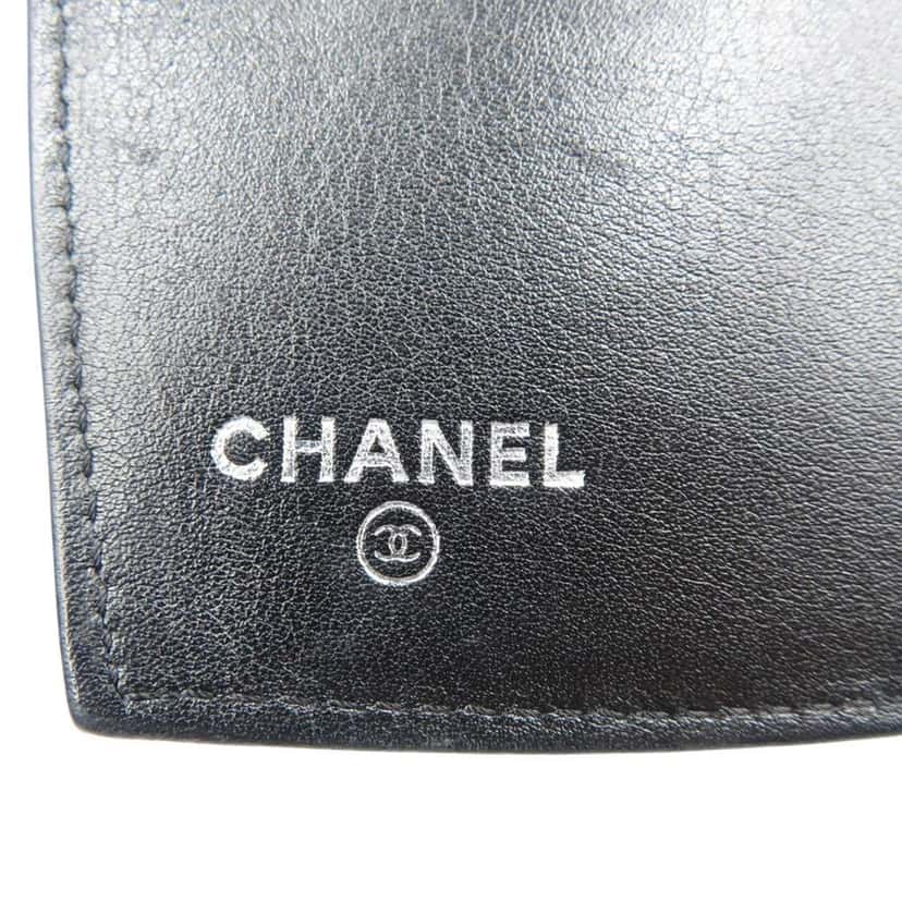 Chanel CC Patent Makeup Line Compact Wallet Black Leather Very good condition - Model View