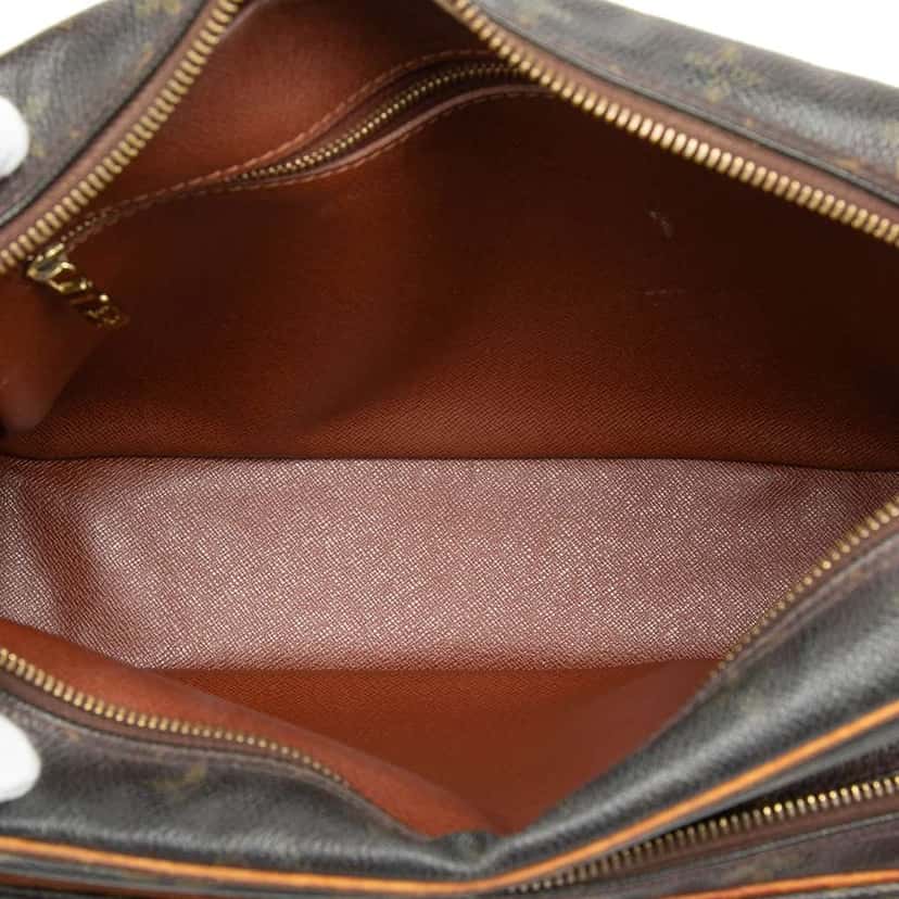 Louis Vuitton Monogram Nil Crossbody Brown Good condition - Model View