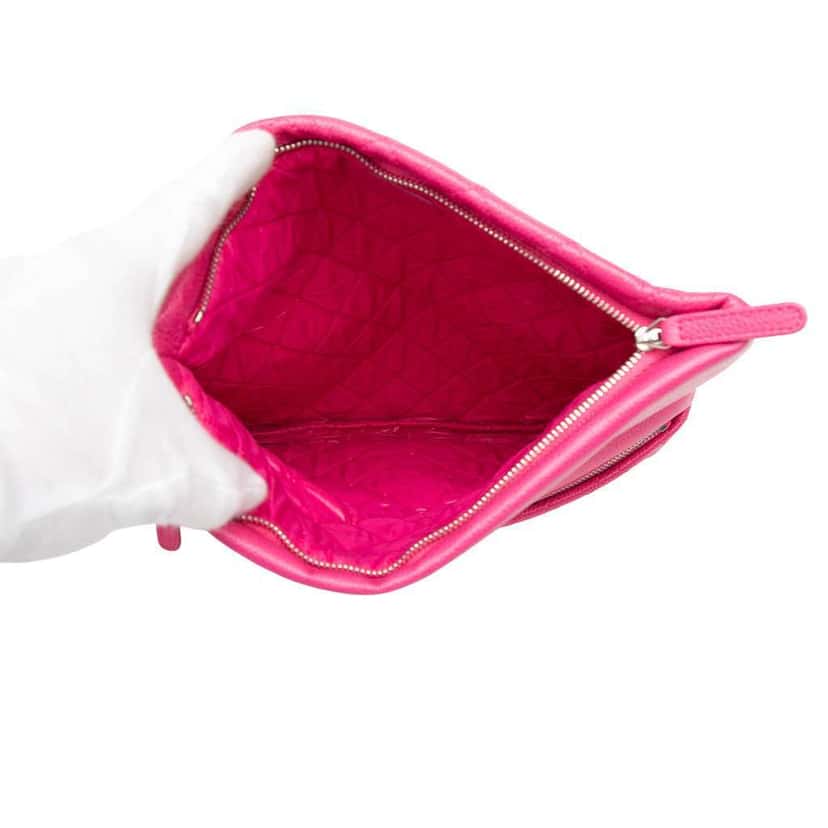 Chanel Quilted Caviar CC Beauty Foldover Clutch Pink Leather Very good condition - Model View