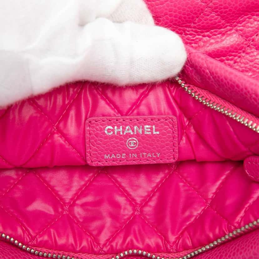 Chanel Quilted Caviar CC Beauty Foldover Clutch Pink Leather Very good condition - Box View