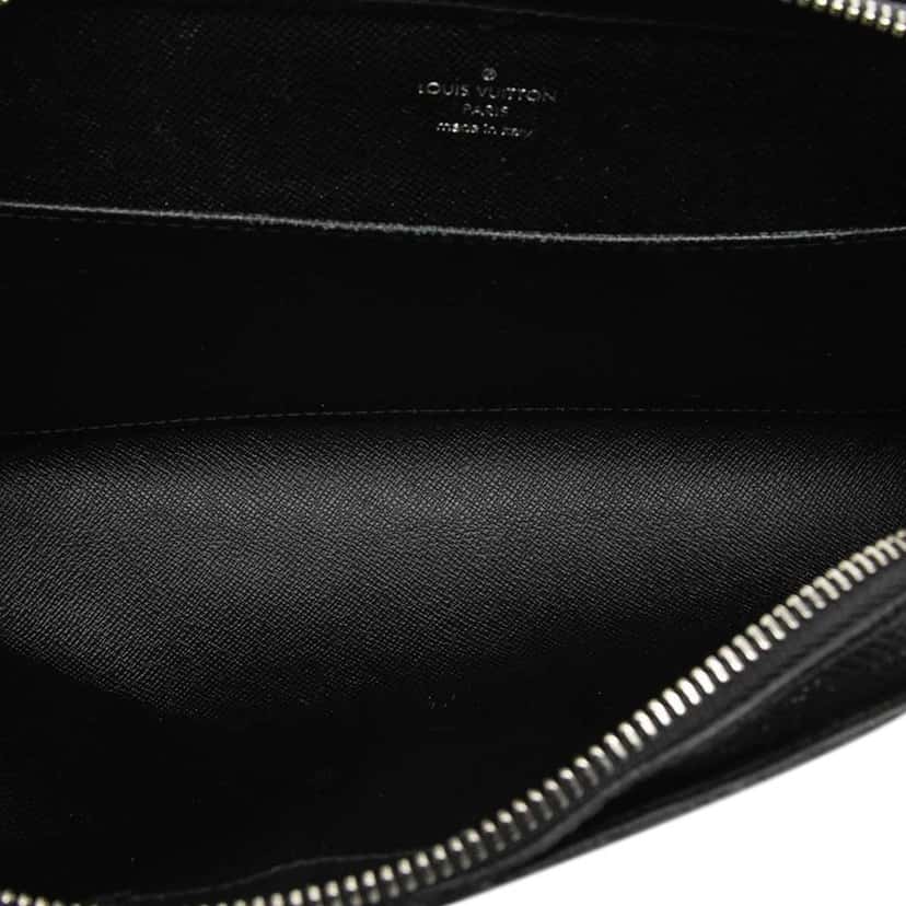 Louis Vuitton Taiga Pochette Baikal Black Leather Very good condition - Model View