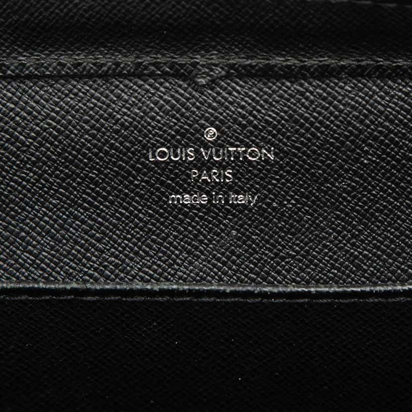 Louis Vuitton Taiga Pochette Baikal Black Leather Very good condition - Box View