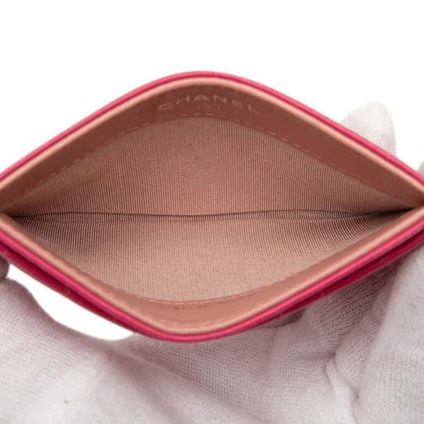 Chanel Quilted Lambskin Camellia Card Holder Pink Leather Good condition - Model View