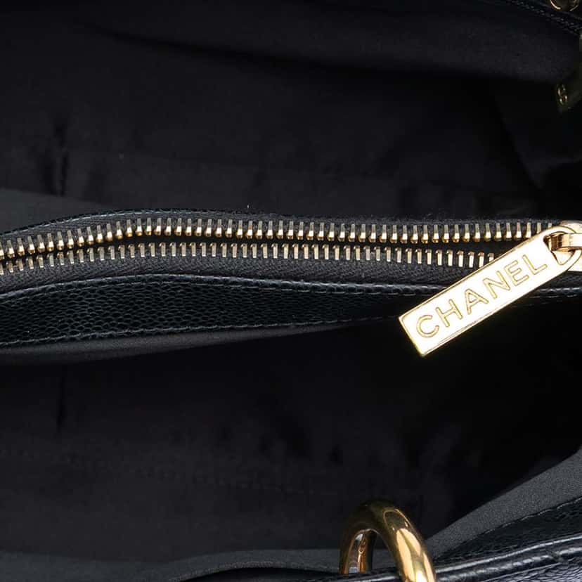 Chanel Caviar Grand Shopping Tote Black Leather Good condition - Model View